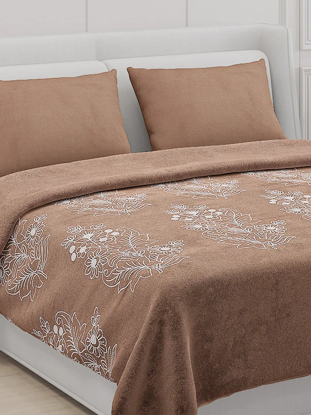 115 GSM Polyester Double Bed Bedsheet with 2 Pillow Covers