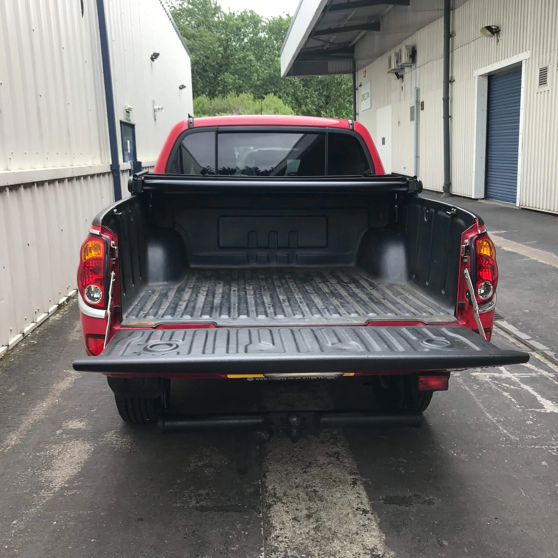 Premium Soft Tri-Fold Tonneau Cover for Mitsubishi L200 Double Cab (2005-2010) - Perfect Fit for Curved Bed