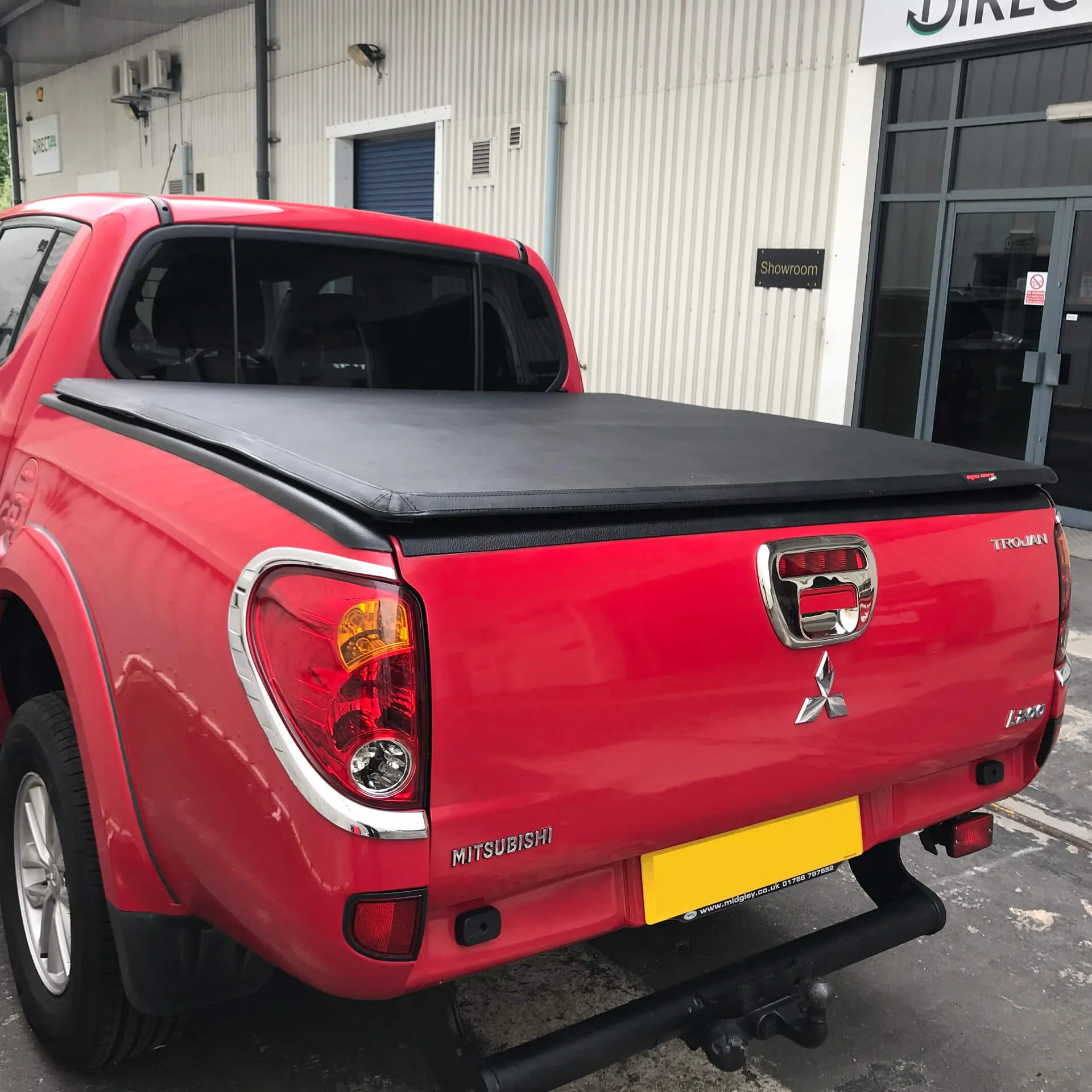 Premium Soft Tri-Fold Tonneau Cover for Mitsubishi L200 Double Cab (2005-2010) - Perfect Fit for Curved Bed