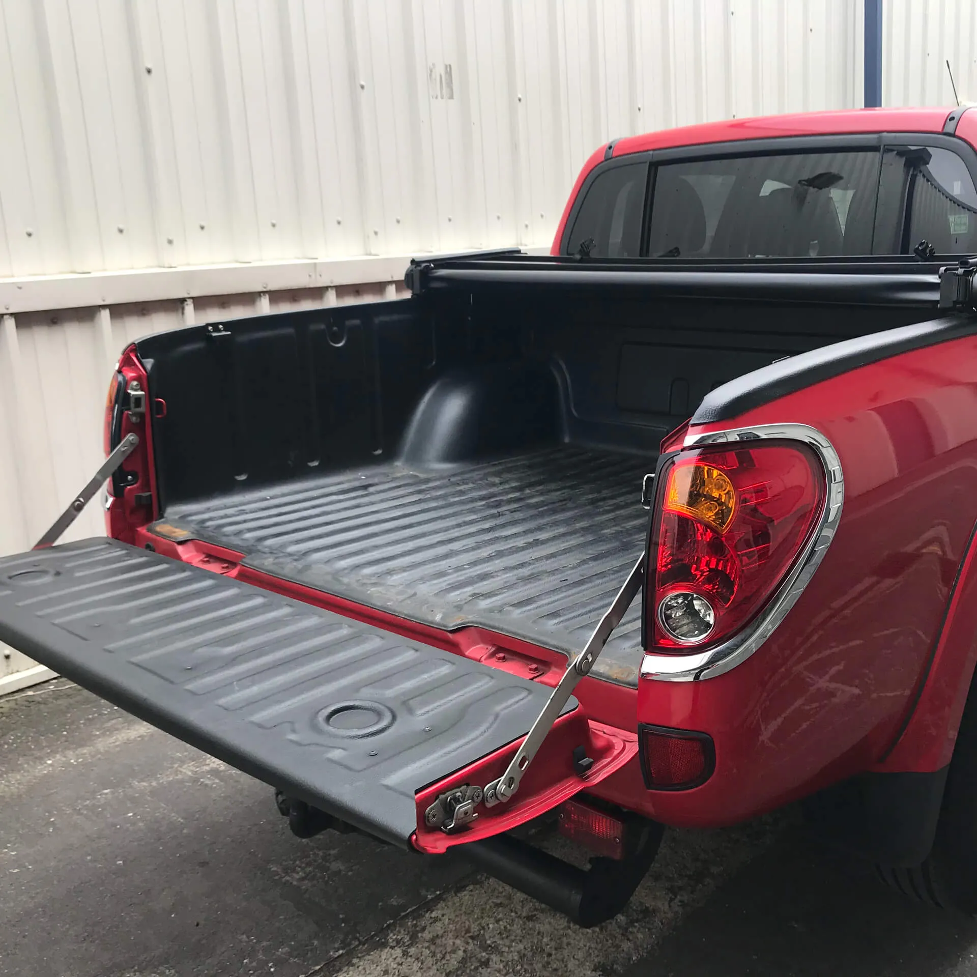 Premium Soft Tri-Fold Tonneau Cover for Mitsubishi L200 Double Cab (2005-2010) - Perfect Fit for Curved Bed